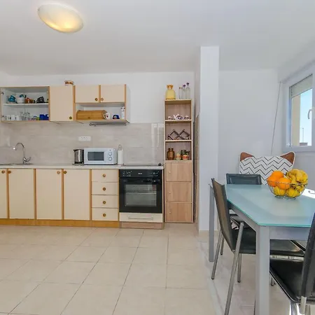 Spacious Apartment Neven Near Center, With Two Ac Units Апартаменты *