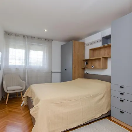 Apartament Spacious Neven Near Center, With Two Ac Units