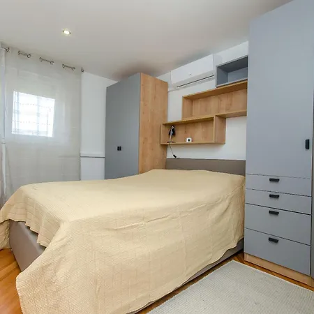 Spacious Neven Near Center, With Two Ac Units Apartament Split