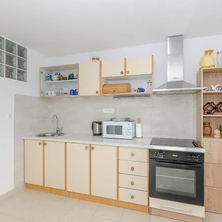 Spacious Apartment Neven Near Center, With Two Ac Units