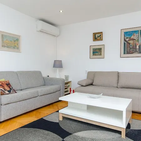 Spacious Apartment Neven Near Center, With Two Ac Units