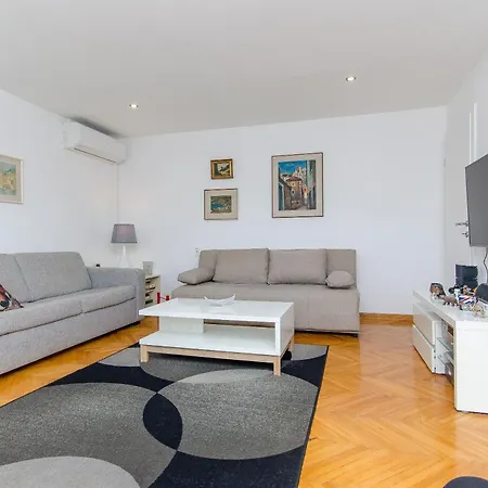 Apartment Spacious Apartment Neven Near Center, With Two Ac Units *