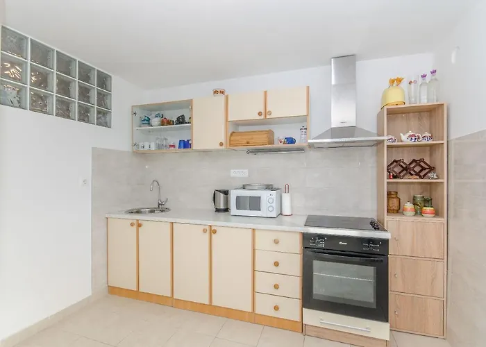 Spacious Neven Near Center, With Two Ac Units